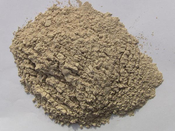 礬土性質 礬土主要成分是氧化鋁，為煉鋁和耐火材料的主要原料。白色或灰白色，因含鐵而呈褐黃或淺紅色。密度3.45g/cm3，硬度1～3，不透明，質脆。極難熔化，不溶于水，能溶于硫酸、氫氧化鈉溶液。 地區(qū)分布 中國鋁土礦資源比較豐富，在全國18個省、自治區(qū)、直轄市已查明鋁土礦產(chǎn)地205處，其中大型產(chǎn)地72處（不包括臺灣），主要分布在山西、山東、河北、河南、貴州、四川、廣西、遼寧、湖南等地。 投資前景 1.可用于煉鋁工業(yè)。用于國防、航空、汽車、電器、化工、日常生活用品等。 2.可用于精密鑄造。礬土熟料加工成細粉做成鑄模后精鑄。用于軍工、航天、通訊、儀表、機械及醫(yī)療器械部門。 3.可用于耐火制品。高鋁礬土熟料耐火度高達1780℃，化學穩(wěn)定性強、物理性能良好。 4.硅酸鋁耐火纖維。用于鋼鐵、有色冶金、電子、石油、化工、宇航、原子能、國防等多種工業(yè)，消防人員可用耐火纖維布做成衣服。 5.制造礬土水泥、研磨材料、陶瓷工業(yè)以及化學工業(yè)可制鋁的各種化合物。 鋁礬土磨粉制備 鋁礬土粉是選用煅燒過的熟鋁礬土礦石用雷蒙磨加工制成的細粉，粒度通常為100目-325目，在耐火材料行業(yè)得到了廣泛的應用。通常加工的流程為先經(jīng)顎式破碎機進行破碎，然后篩分進入鋁礬土雷蒙磨或鋁礬土超細磨粉機中，進行鋁礬土粉制備，使其應用更加廣泛。