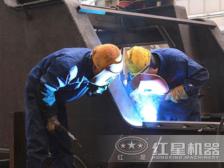 車(chē)間生產(chǎn)加工移動(dòng)破碎機(jī)，每一臺(tái)設(shè)備都是匠心打造